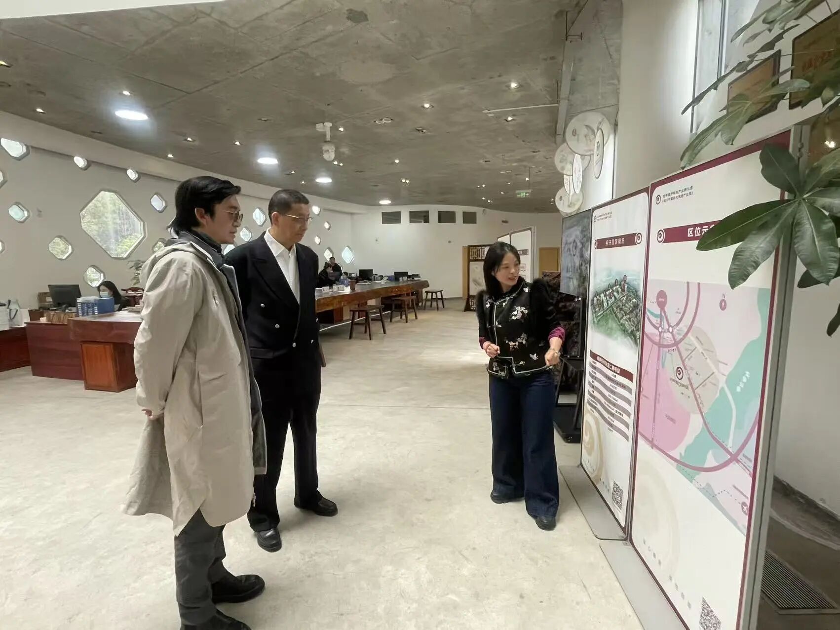 院领导一行考察成都经开科技产业孵化园（四川省中医药产业园）
