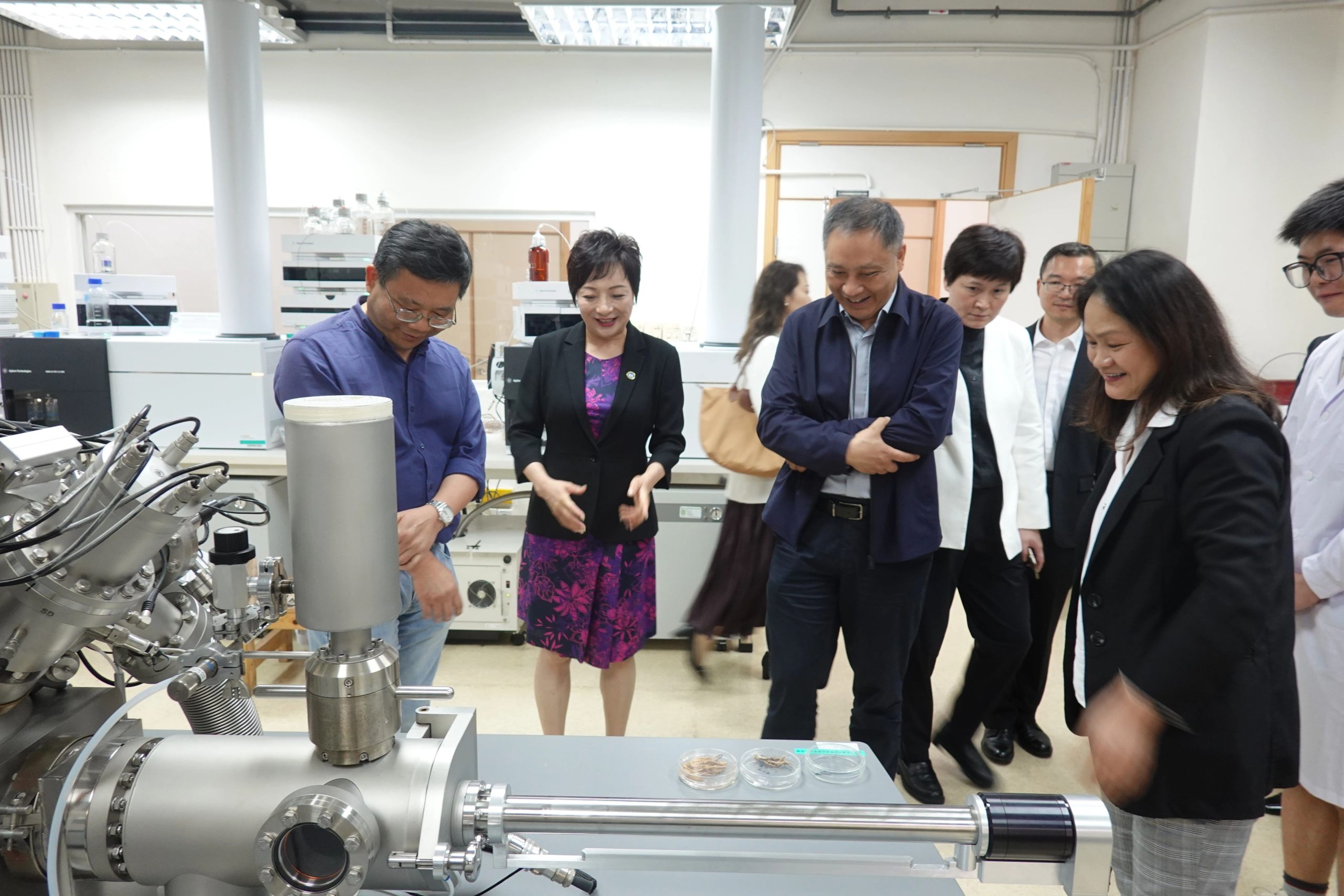 南京市科技局副局长朱超平一行与澳门转化医学中心行政主任苏香玫女士座谈交流