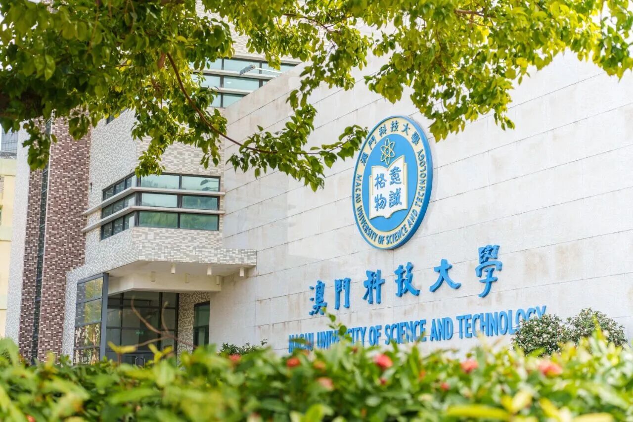 南京市科技局副局长朱超平与澳门转化医学中心主任何耀进行工作交流会谈
