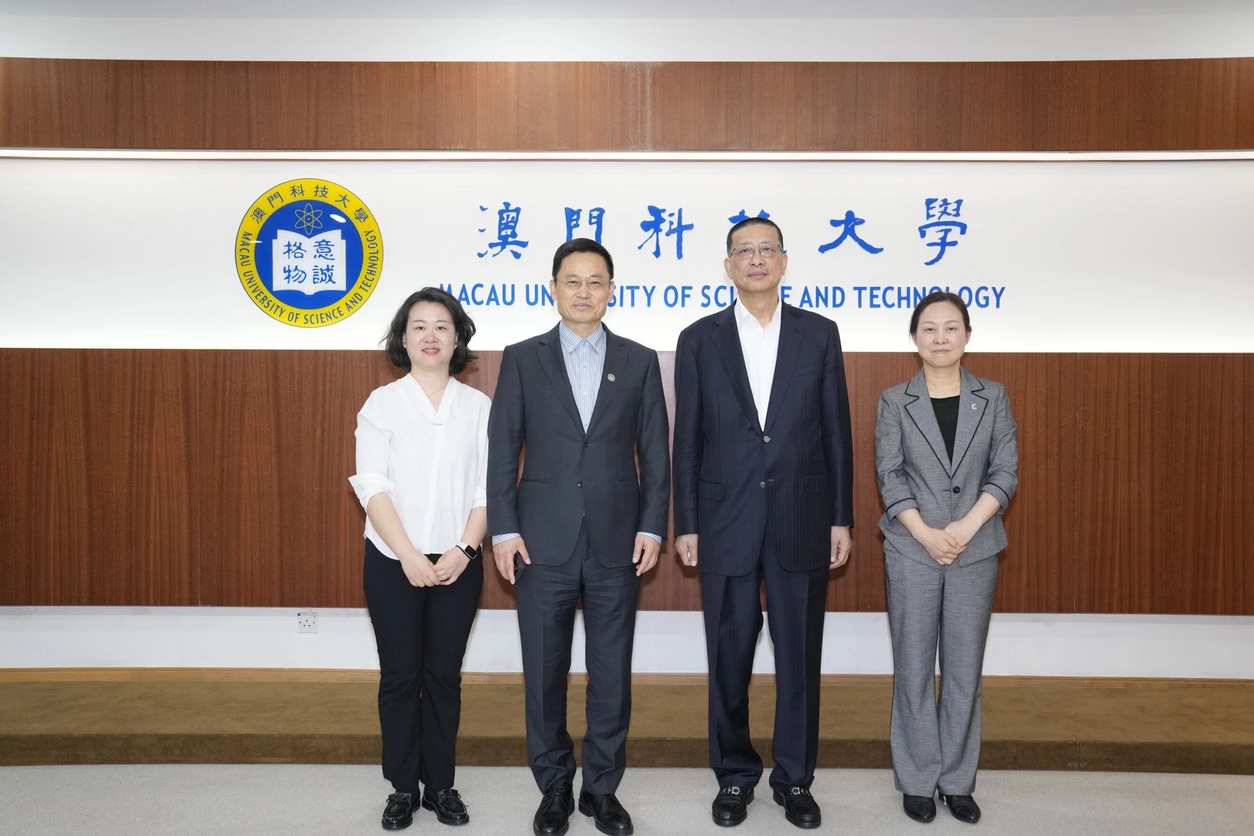 澳门科技大学副校监、校长朱健康院士听取南京澳科大科技研究院工作汇报
