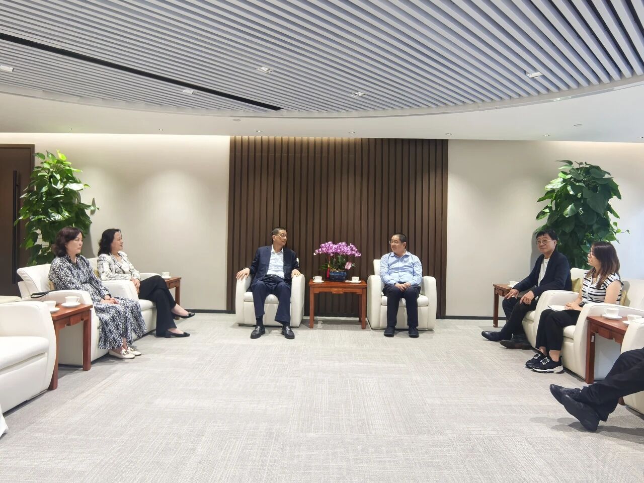 院领导一行陪同旅澳华人画家任建国老师拜访澳门基金会行政委员会主席吴志良博士