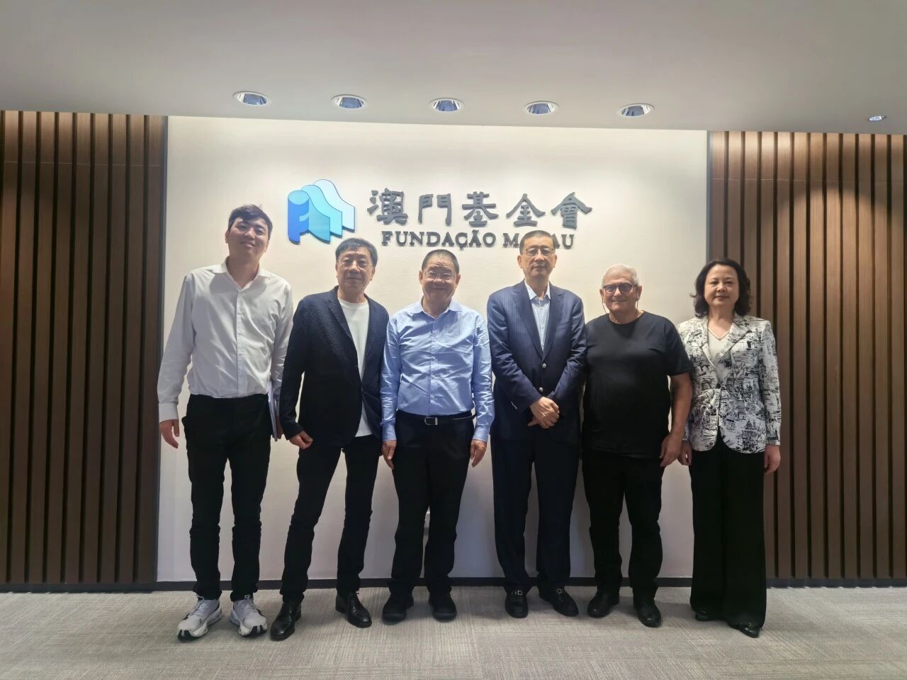 院领导一行陪同旅澳华人画家任建国老师拜访澳门基金会行政委员会主席吴志良博士