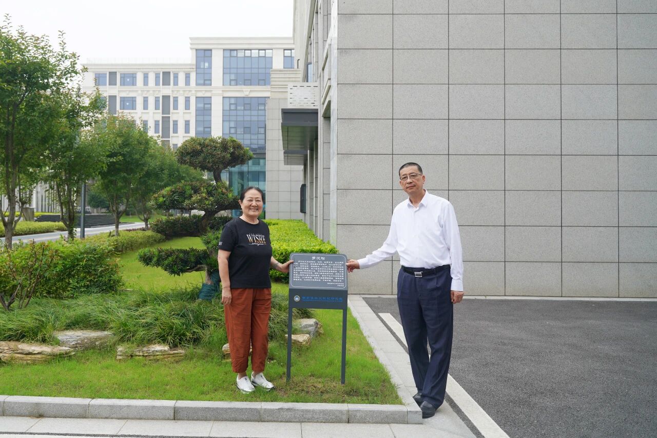 原四川省地方税务局副局长、成都市地税局局长范秋美，四川省人民检察院原副检察长张晓勇一行来访我院