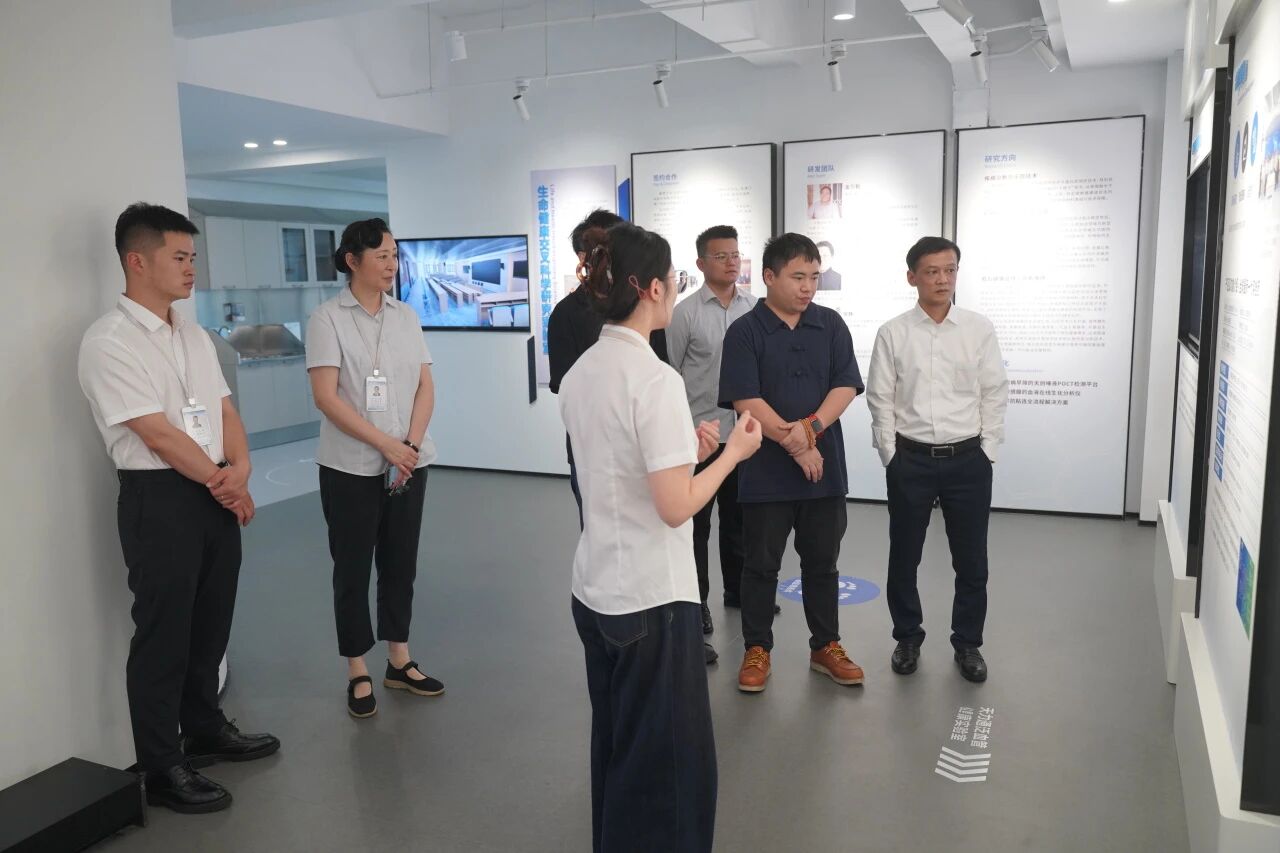 星青年国际集团事业部执行副总裁、吉隆坡科技大学中国区主任程钰杰一行来访