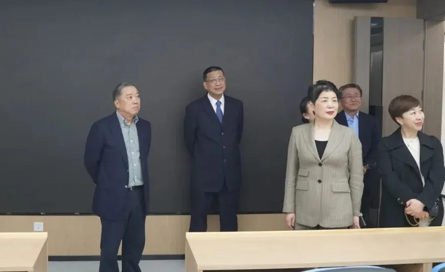 浙江朗通家具股份有限公司总经理余惠莉一行来院交流访问