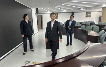 灵蛇迎春 共赴新程