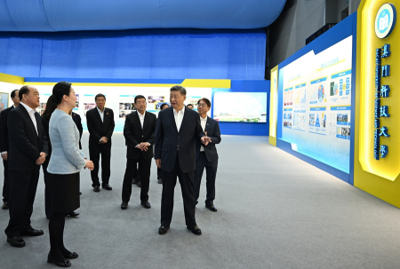 灵蛇迎春 共赴新程