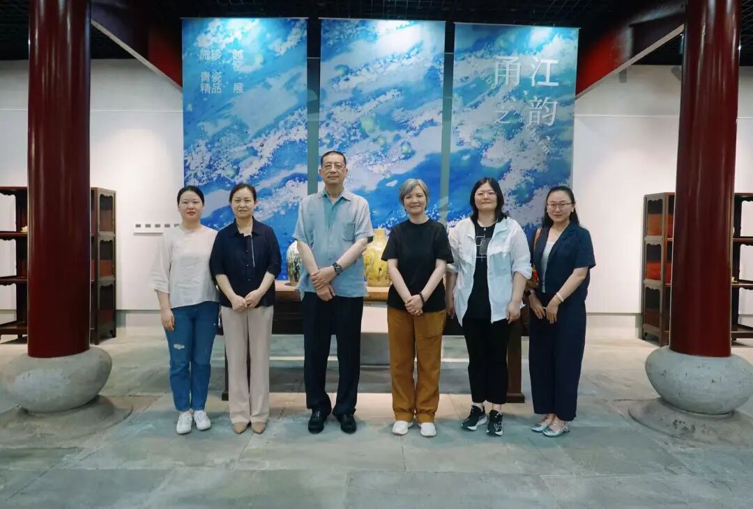 院领导一行在宁波参观“甬江之韵——施珍越窑青瓷精品展”