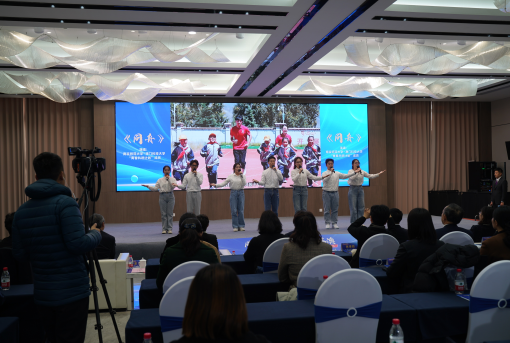 灵蛇迎春 共赴新程