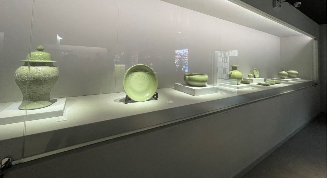 院领导陪同国际奥艺委执行主席秦雯一行参观越窑青瓷施珍艺术馆