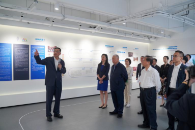 灵蛇迎春 共赴新程