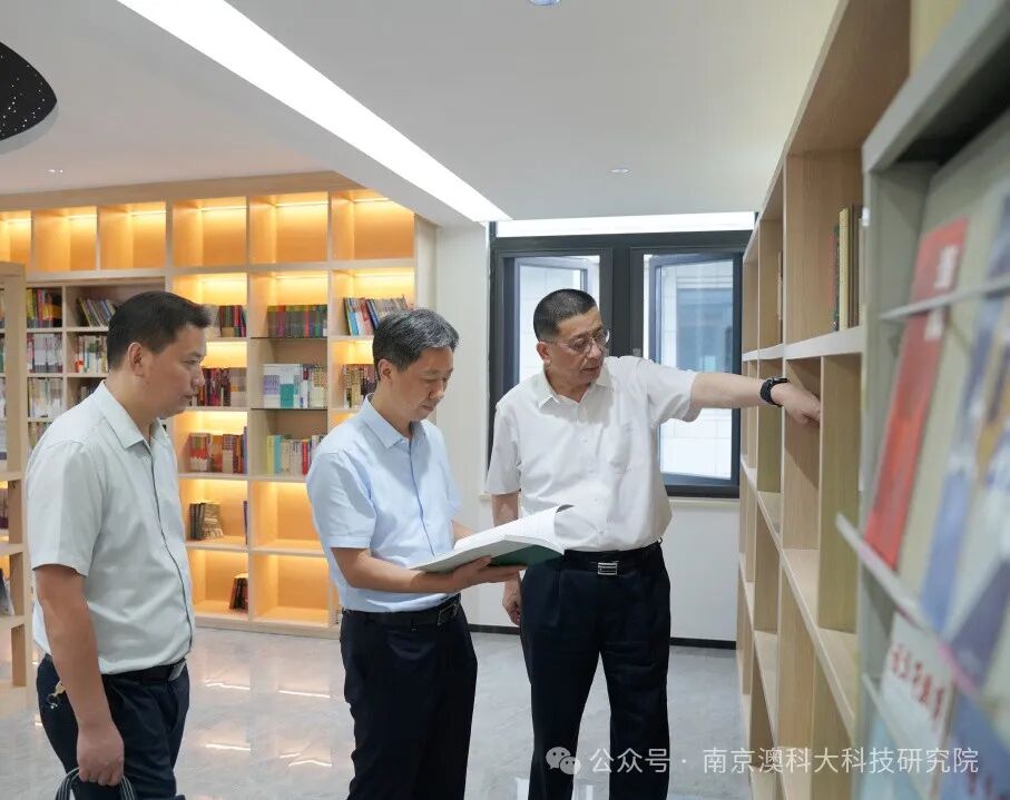 市委统战部副部长、市侨办主任宋雅建一行莅临我院