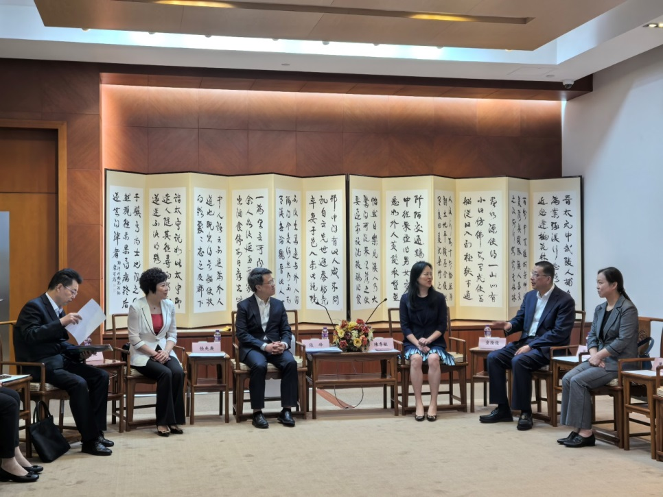 四川省卫生健康委员会党组成员、副主任张峰一行访问澳门科技大学