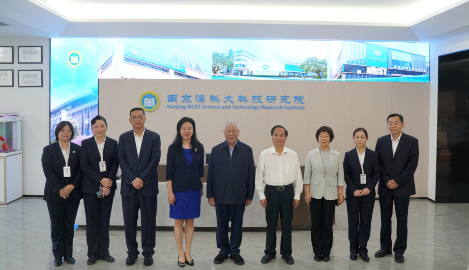 灵蛇迎春 共赴新程