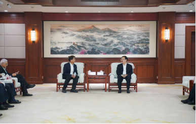 灵蛇迎春 共赴新程