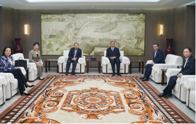 灵蛇迎春 共赴新程