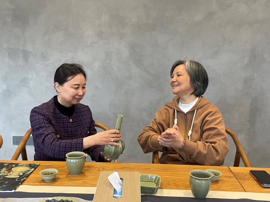 院领导陪同国际奥艺委执行主席秦雯一行参观越窑青瓷施珍艺术馆