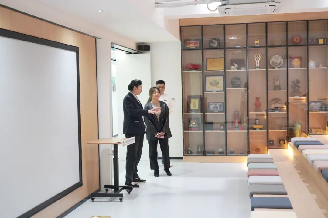 家有购物集团副总裁白蕊一行来访