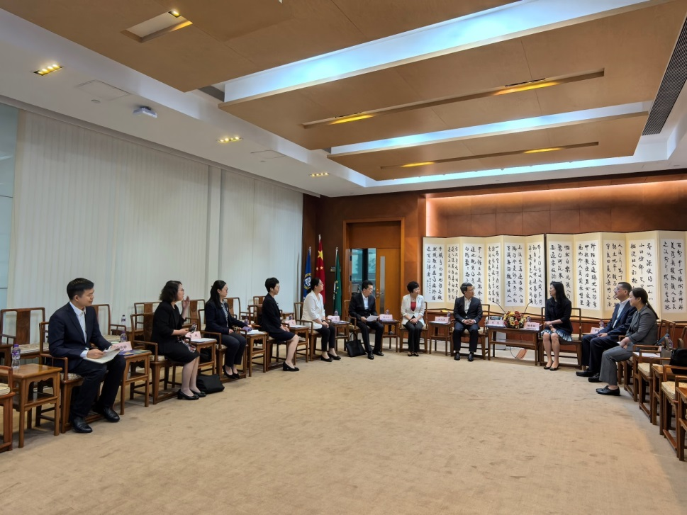 四川省卫生健康委员会党组成员、副主任张峰一行访问澳门科技大学