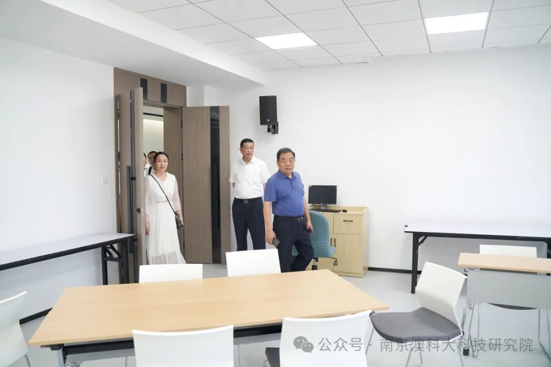 江苏国创科工委秘书长丁诚一行来院交流访问