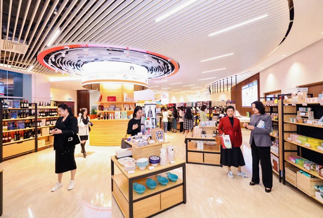 宁波女企业家港澳科创金融商贸考察团参访中国与葡语国家商贸合作服务平台综合体