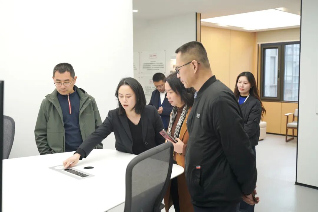 珠海市人民医院纪委副书记解立桦一行来访