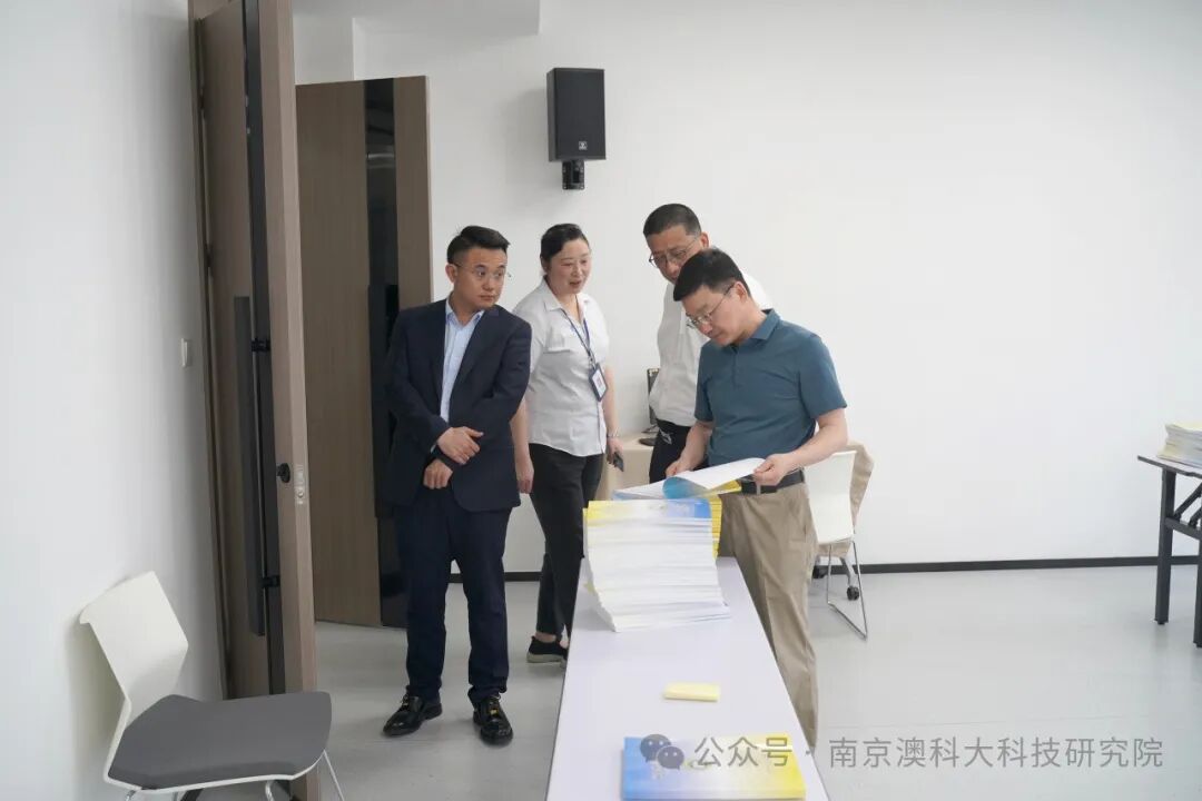 南京市地方金融管理局局长操文荣一行来院访问