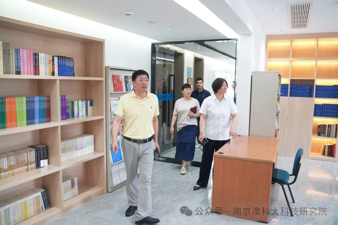 江苏广播电视总台文创拓展部主任张如凯一行来我院访问