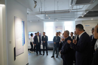 灵蛇迎春 共赴新程