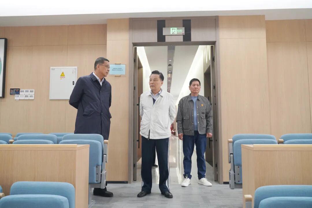 中国社会艺术协会主席邱新建一行来访我院