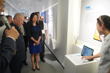 灵蛇迎春 共赴新程