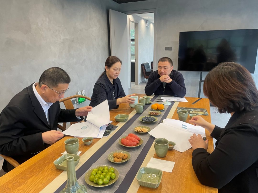 院领导陪同国际奥艺委执行主席秦雯一行参观越窑青瓷施珍艺术馆