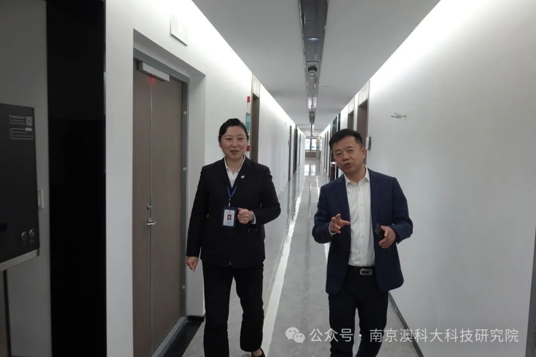 江苏省文化产权交易所总经理闫成杰来我院访问