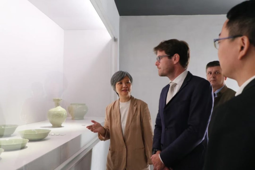 院领导陪同国际奥艺委执行主席秦雯一行参观越窑青瓷施珍艺术馆