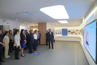 灵蛇迎春 共赴新程