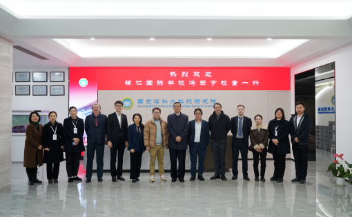 灵蛇迎春 共赴新程