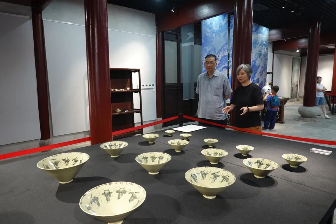院领导一行在宁波参观“甬江之韵——施珍越窑青瓷精品展”