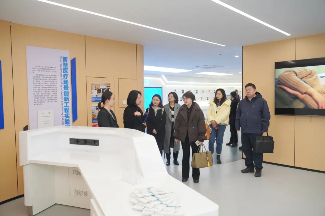 南京市鼓楼区科技局局长张莉一行来访