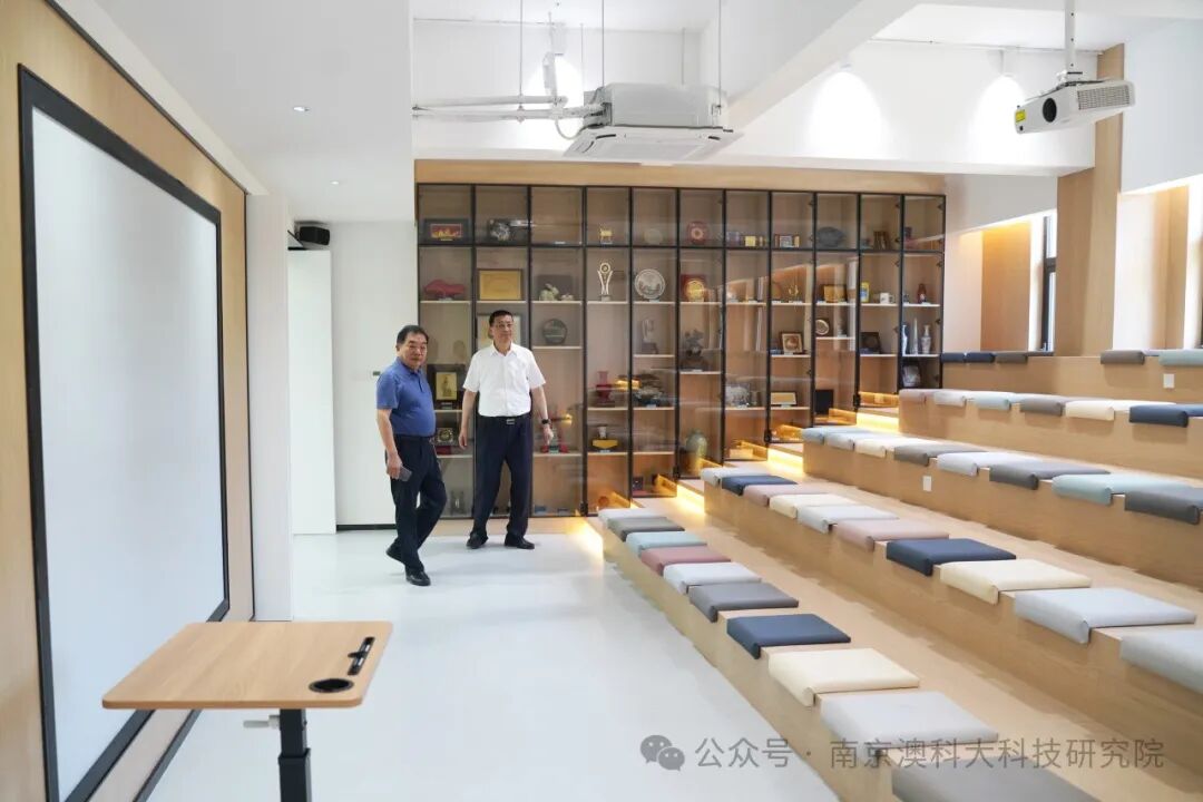 江苏国创科工委秘书长丁诚一行来院交流访问