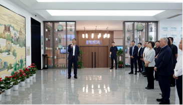 灵蛇迎春 共赴新程