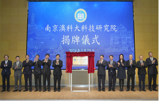 灵蛇迎春 共赴新程